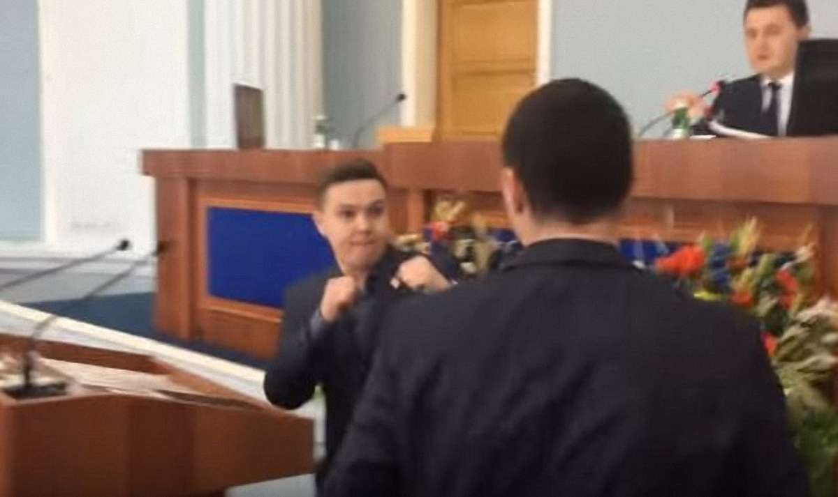 У Черкасах на сесії облради депутати побилися через російську мову