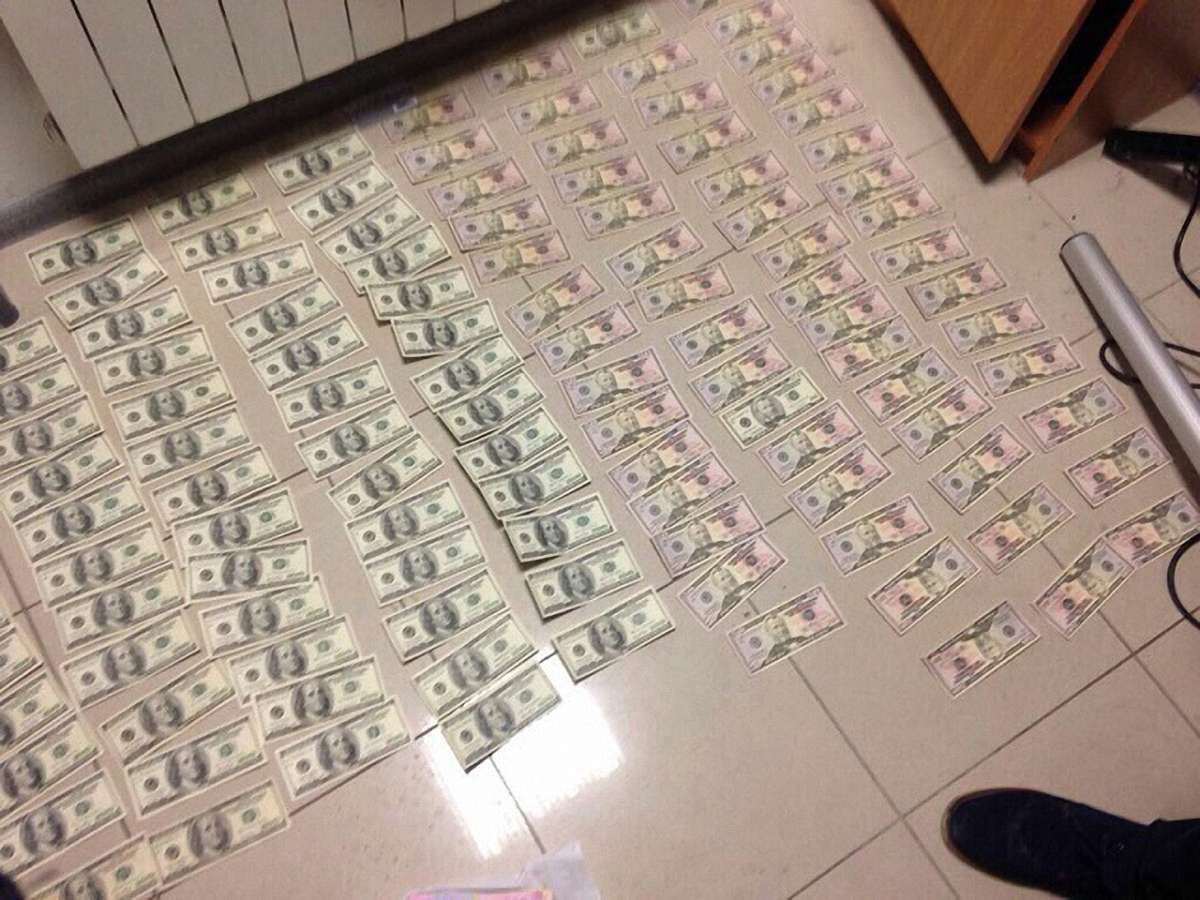 Начальника поста Київської митниці затримали на хабарі в $6 тис.