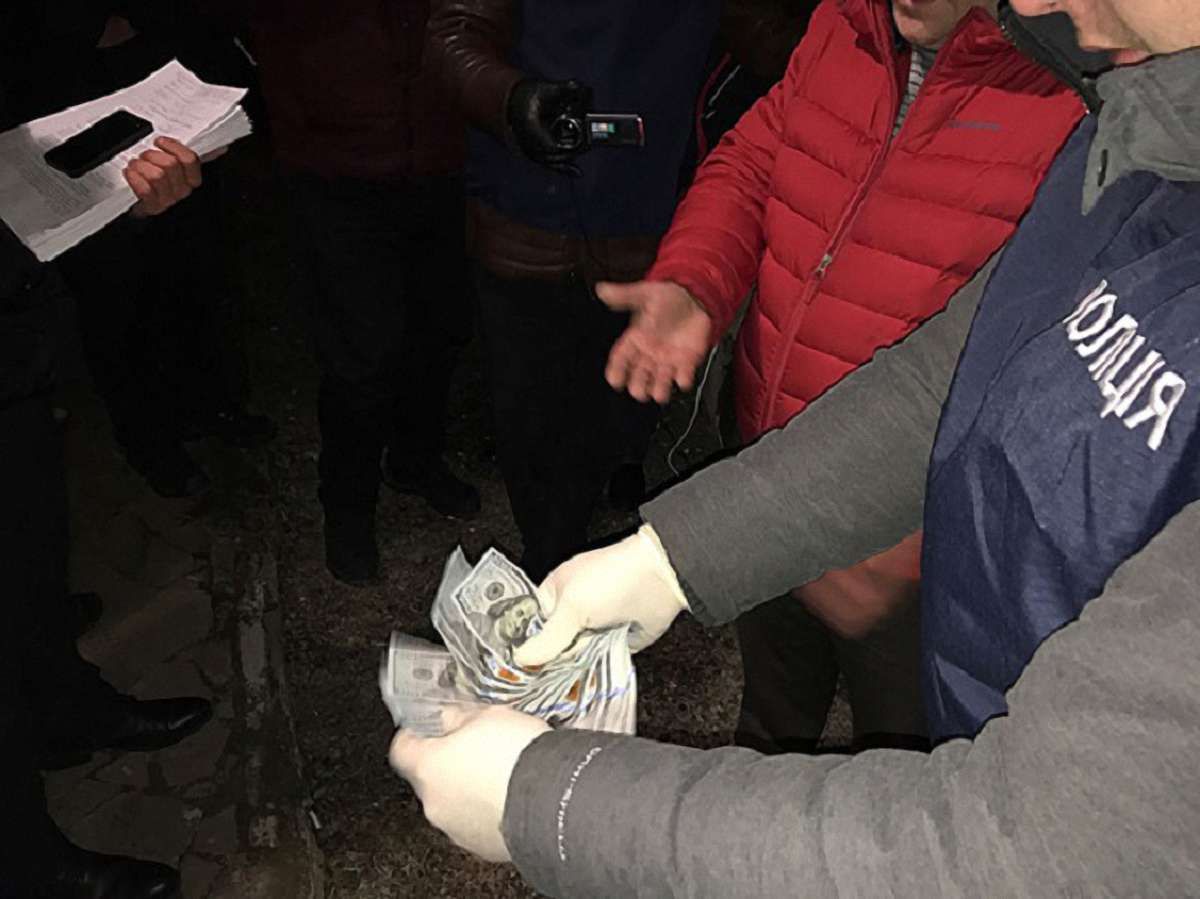 У Херсонській області на хабарі в $4,5 тис. затримали посадовця місцевого відділу ДФС