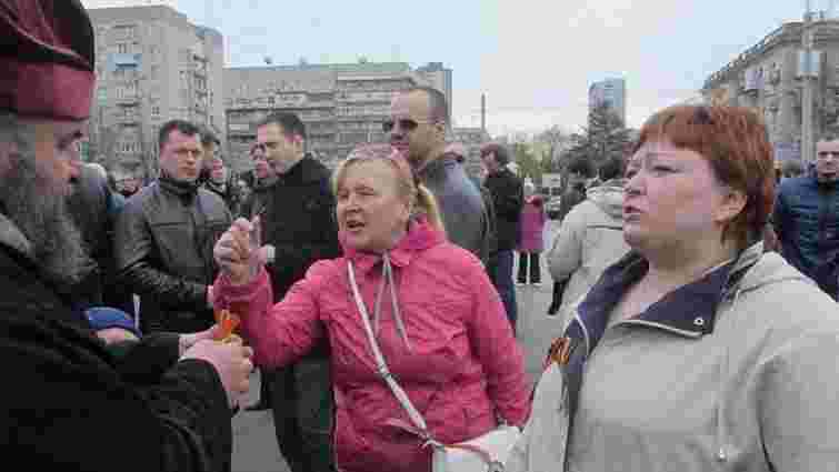 Росія депортує сепаратистку, яка в Дніпрі побила вояка АТО молотком