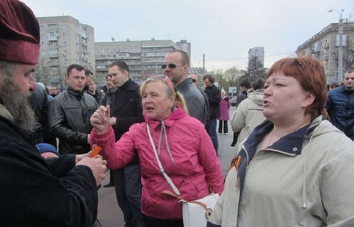 Росія депортує сепаратистку, яка в Дніпрі побила вояка АТО молотком