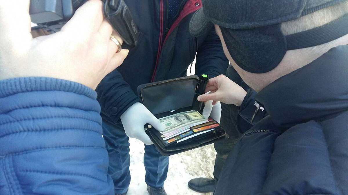 У Львові на хабарі $400 затримали податківця