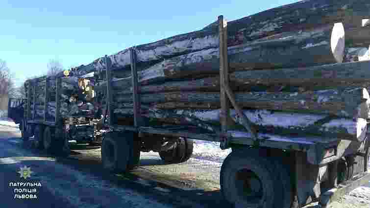 Патрульні зупинили на Львівщині вантажівку з деревиною без документів