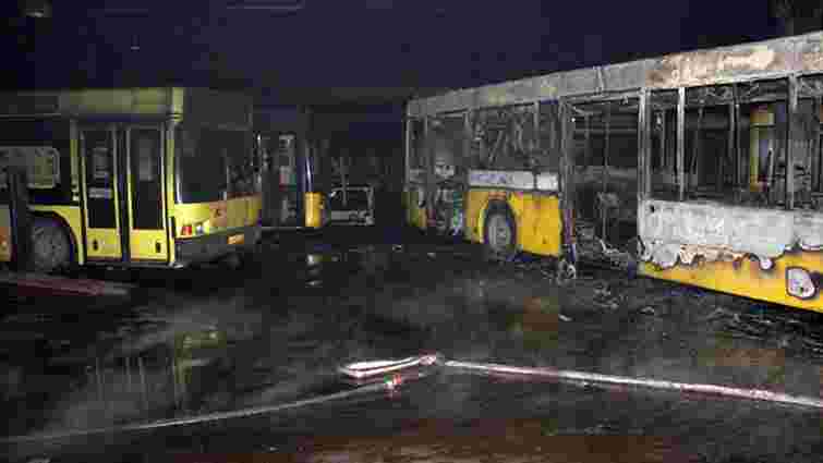 В одному з комунальних автопарків Києва згоріли 6 автобусів