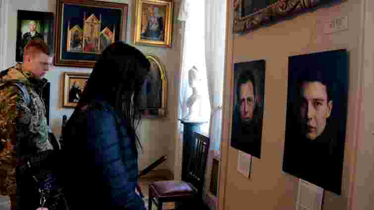 У палаці Потоцьких відкрилась фотовиставка «Портрет солдата»