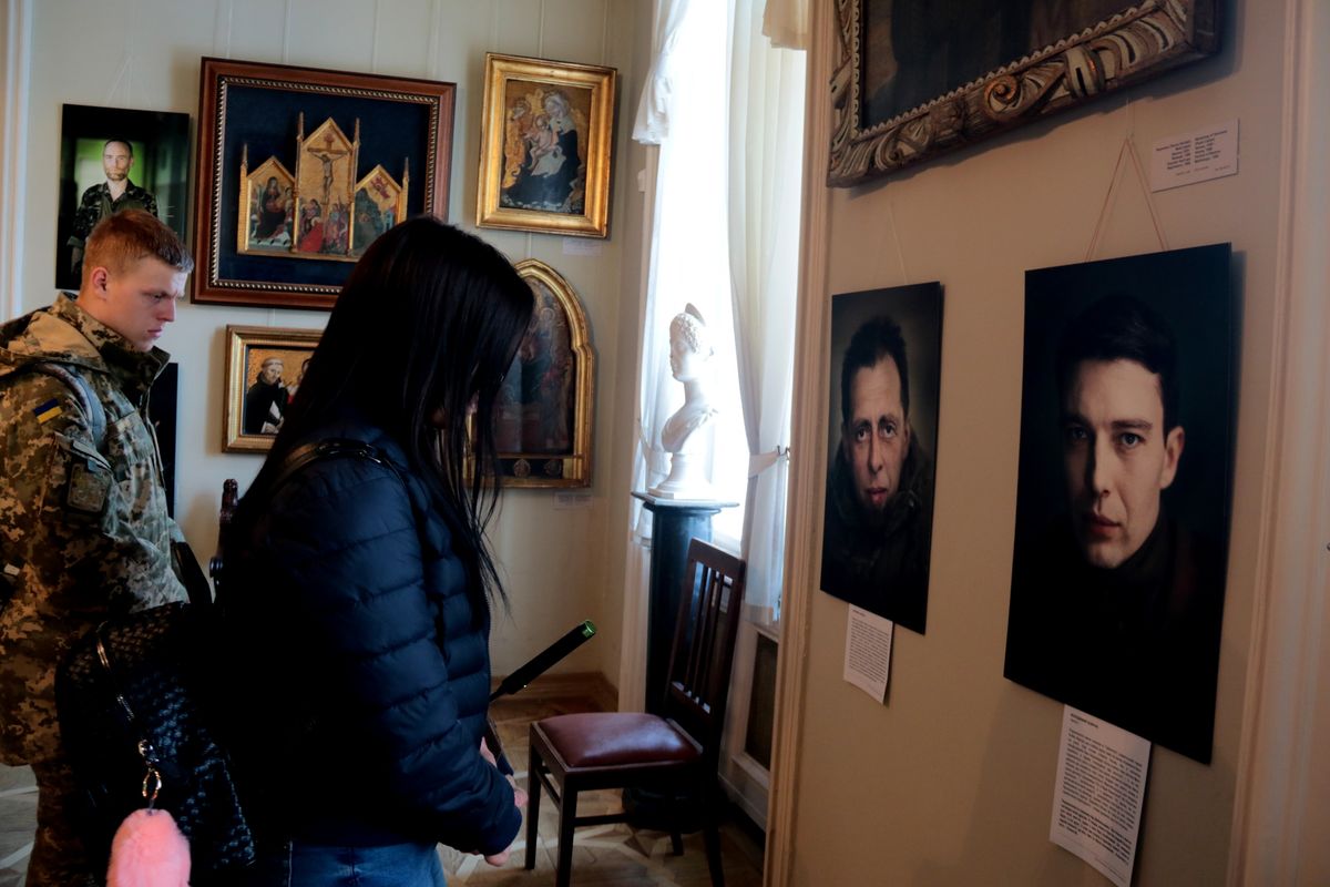 У палаці Потоцьких відкрилась фотовиставка «Портрет солдата»