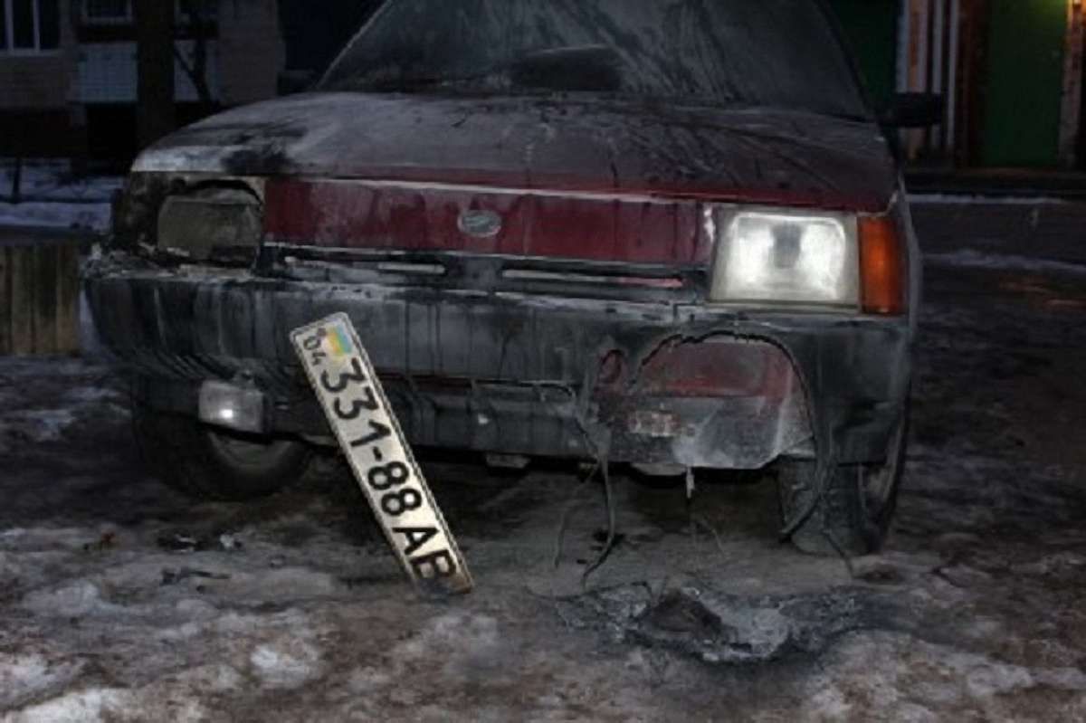 На Дніпропетровщині невідомі спалили автомобіль головного редактора місцевого сайту