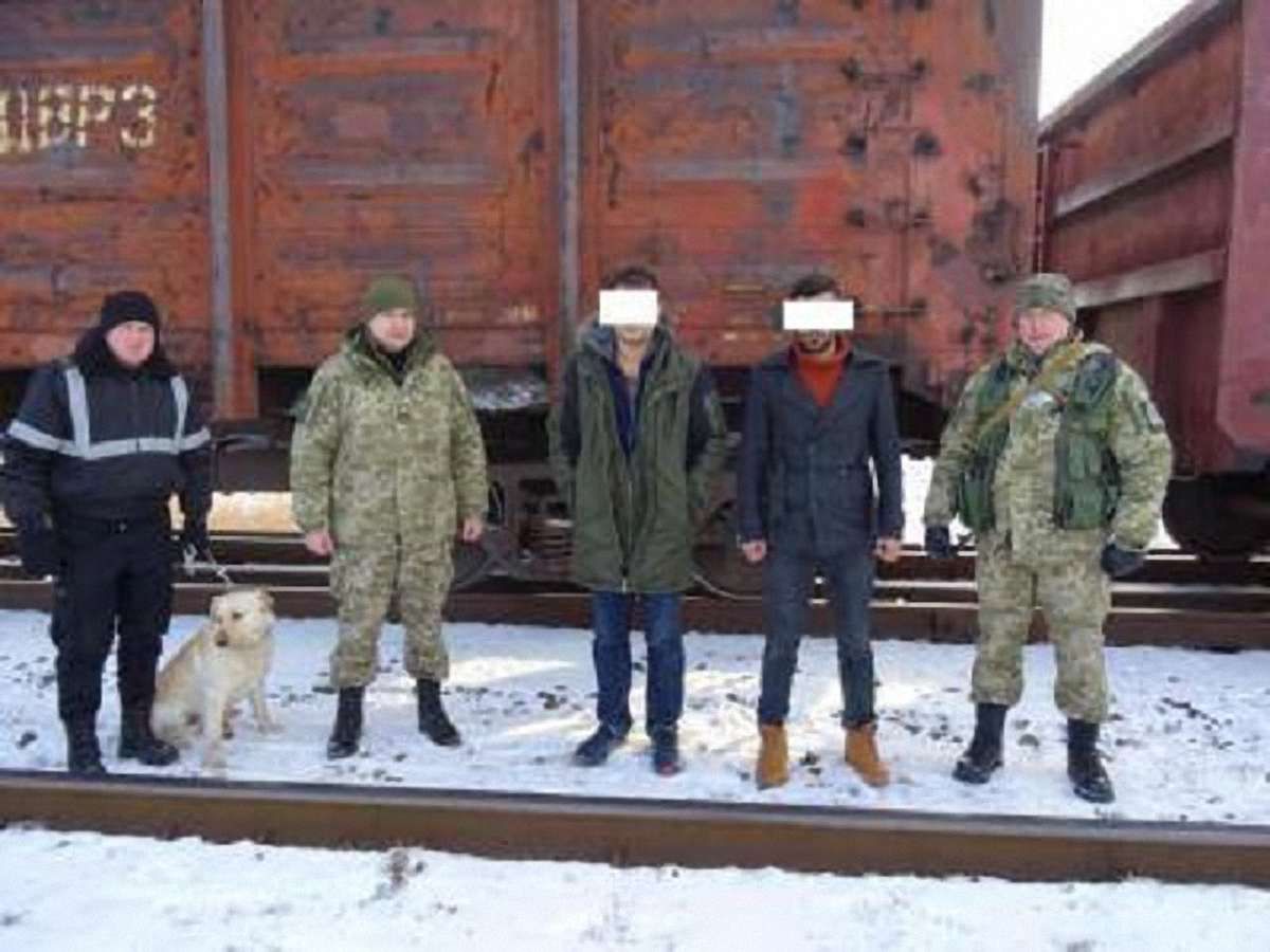 На кордоні затримали іноземців, які намагались потрапити до Польщі у вантажному потязі