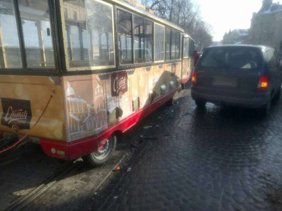 Туристичний «Чудо-поїзд» потрапив у ДТП у центрі Львова 