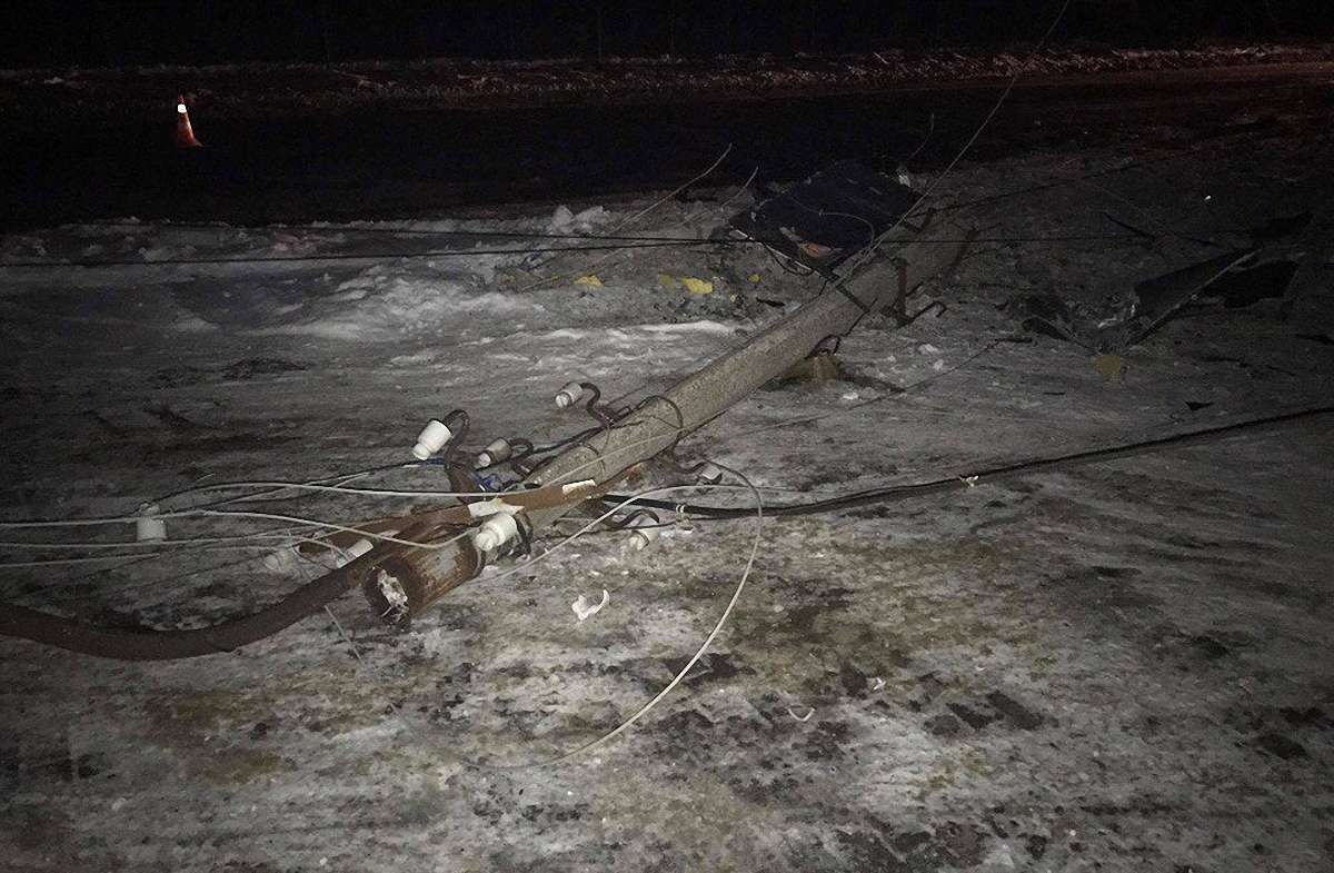 У Жовкві автомобіль влетів в електроопору: знеструмлено 26 будинків