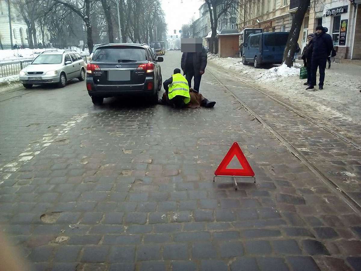 Біля «Львівської політехніки» автомобіль збив пішохода