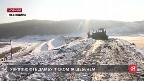 На полігон Грибовицького сміттєзвалища техніку для підсилення дамби звозять поступово