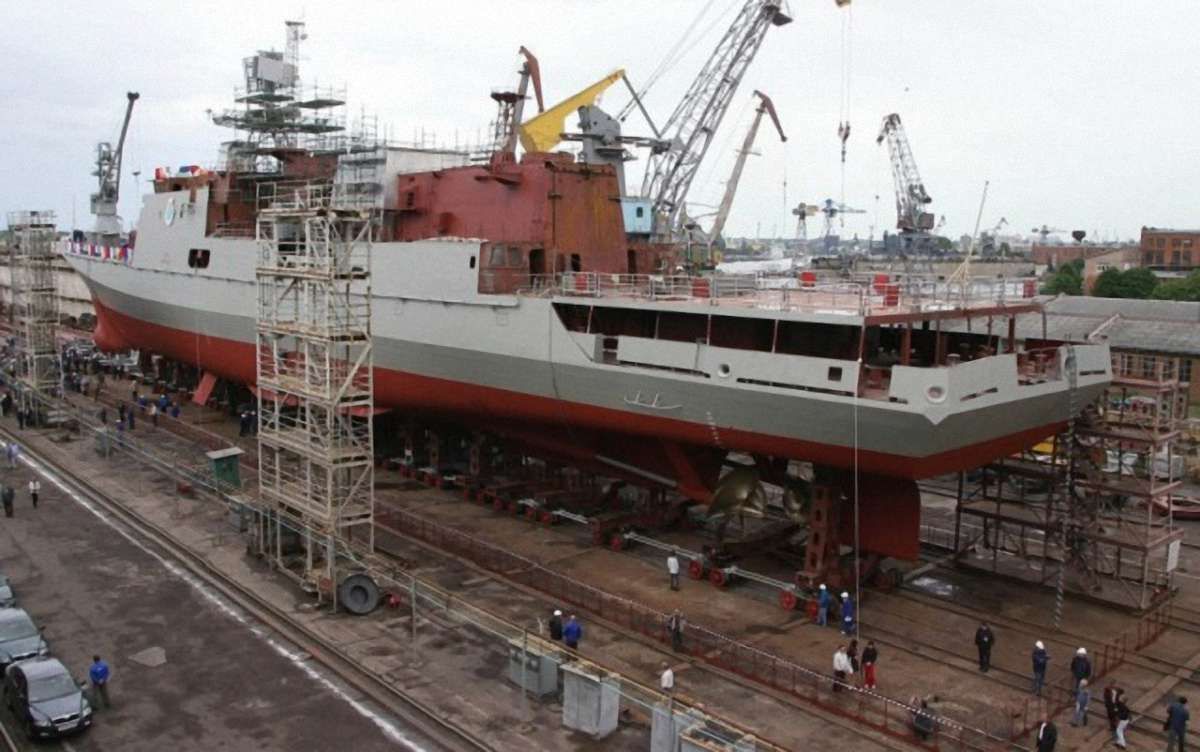 Росія продає два бойових кораблі, які не може добудувати через санкції України