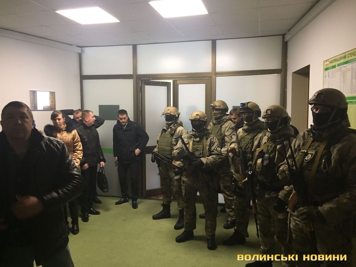 Озброєні силовики провели обшук у Волинській облраді