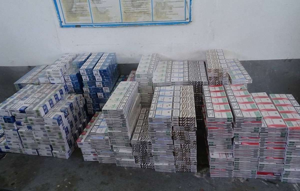 У Шегинях вилучили 6,5 ящиків цигарок та майже 33 кг бурштину