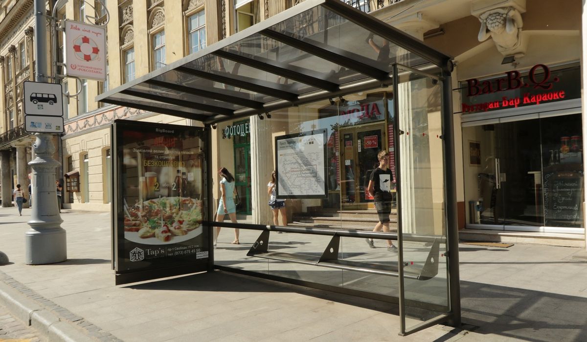 Мерія дозволила обклеїти рекламою зупинки в центрі Львова