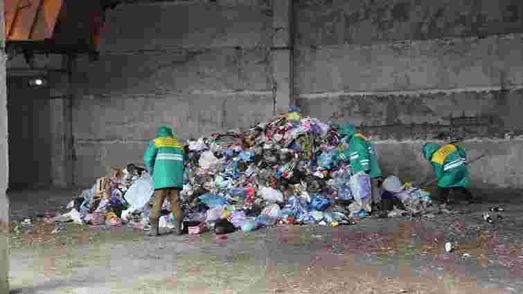 Комунальники Дрогобича вручну сортують сміття та відбирають вторсировину