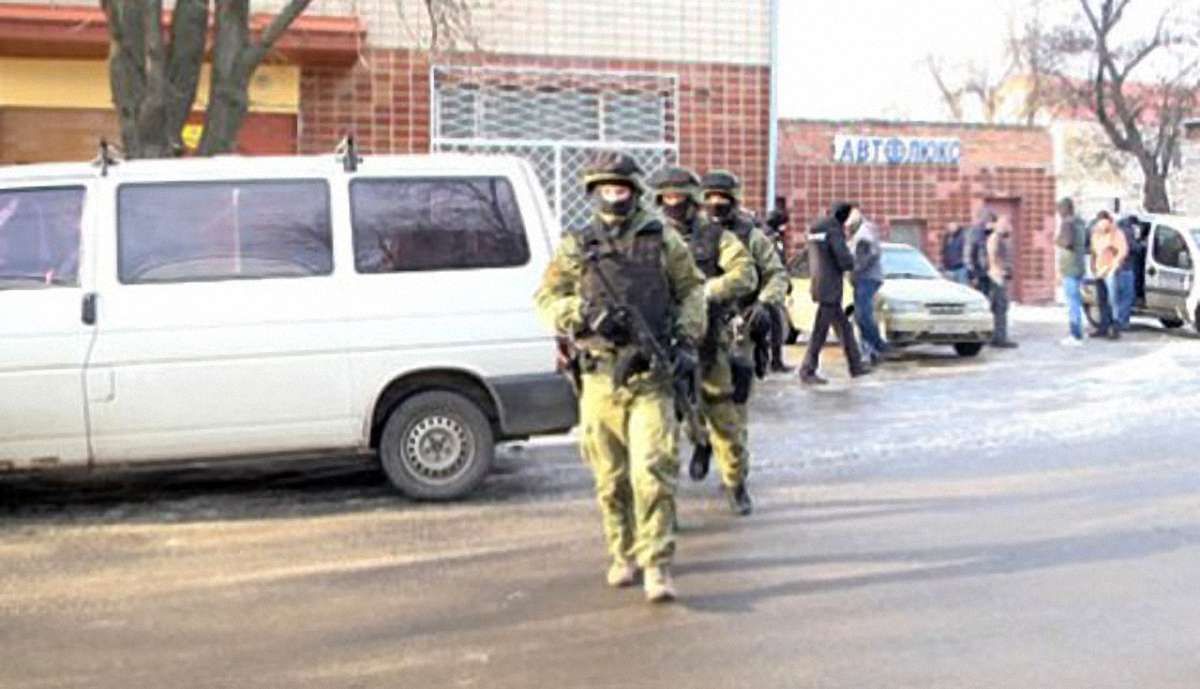 В Черкасах затримали чоловіка, який захопив у заручники поліцейського