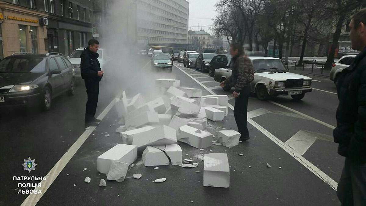 Водій вантажівки, з якої у центрі Львова випали газоблоки, буде оштрафований