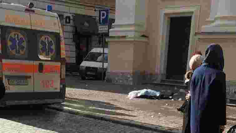 У центрі Львова загинула жінка, на яку впала льодова брила