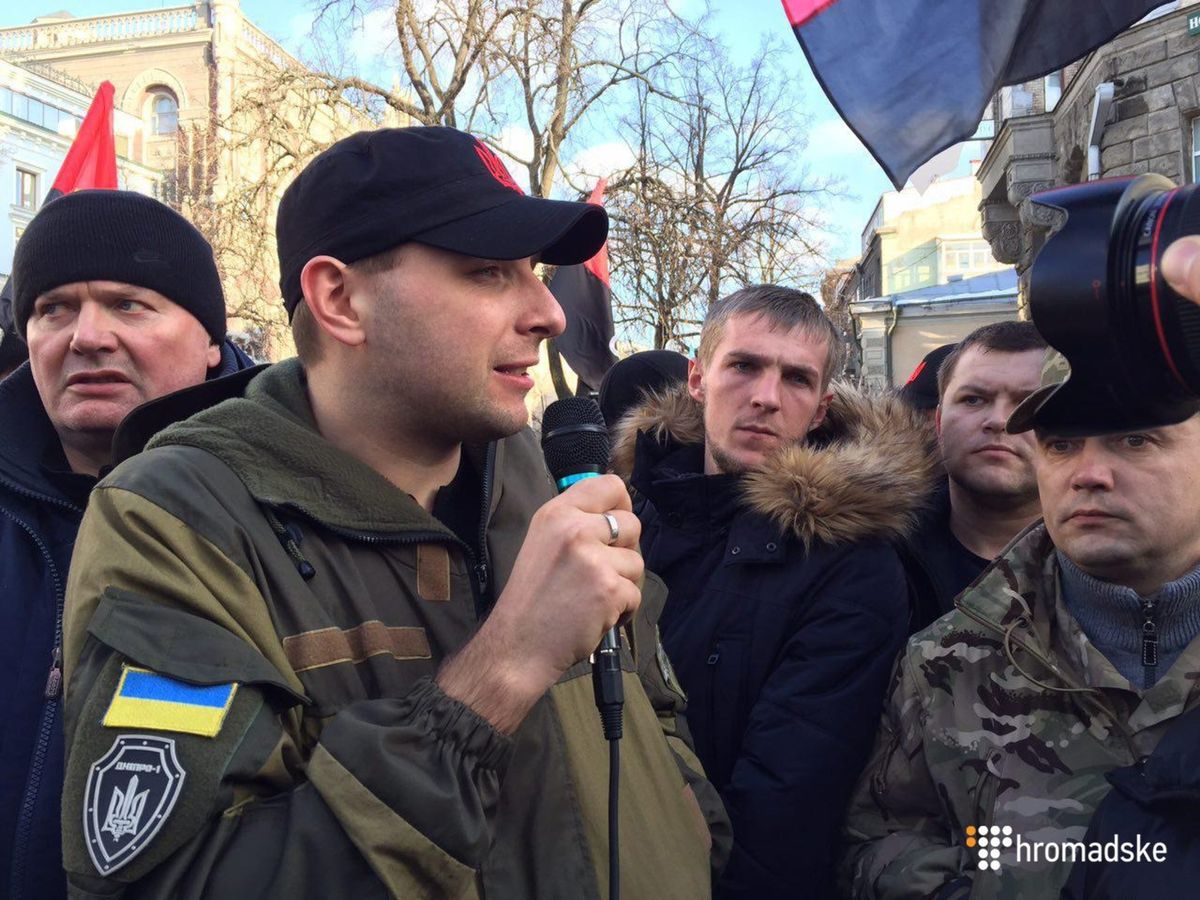 Учасники маршу у центрі Києва вирішили залишитися на ніч під Адміністрацією президента