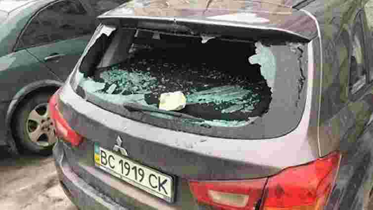 У Перемишлянах розбили вікна в автомобілі заступника голови районної ради