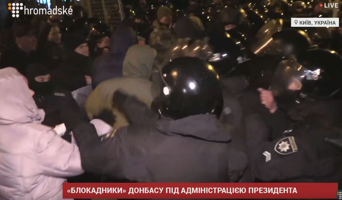 У Києві сталася сутичка між поліцією та прихильниками торгової блокади Донбасу