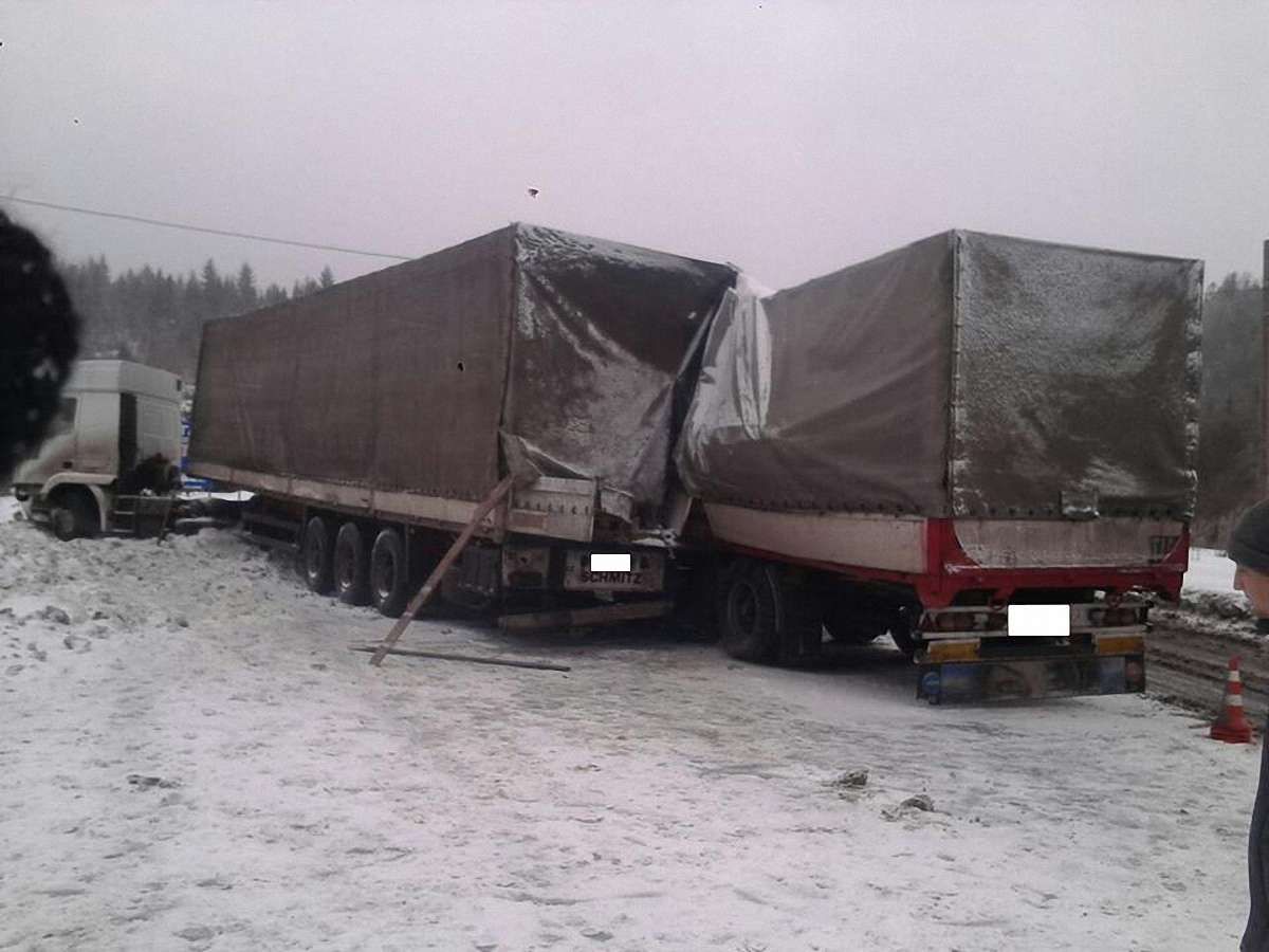 На Львівщині у ДТП потрапили три фури