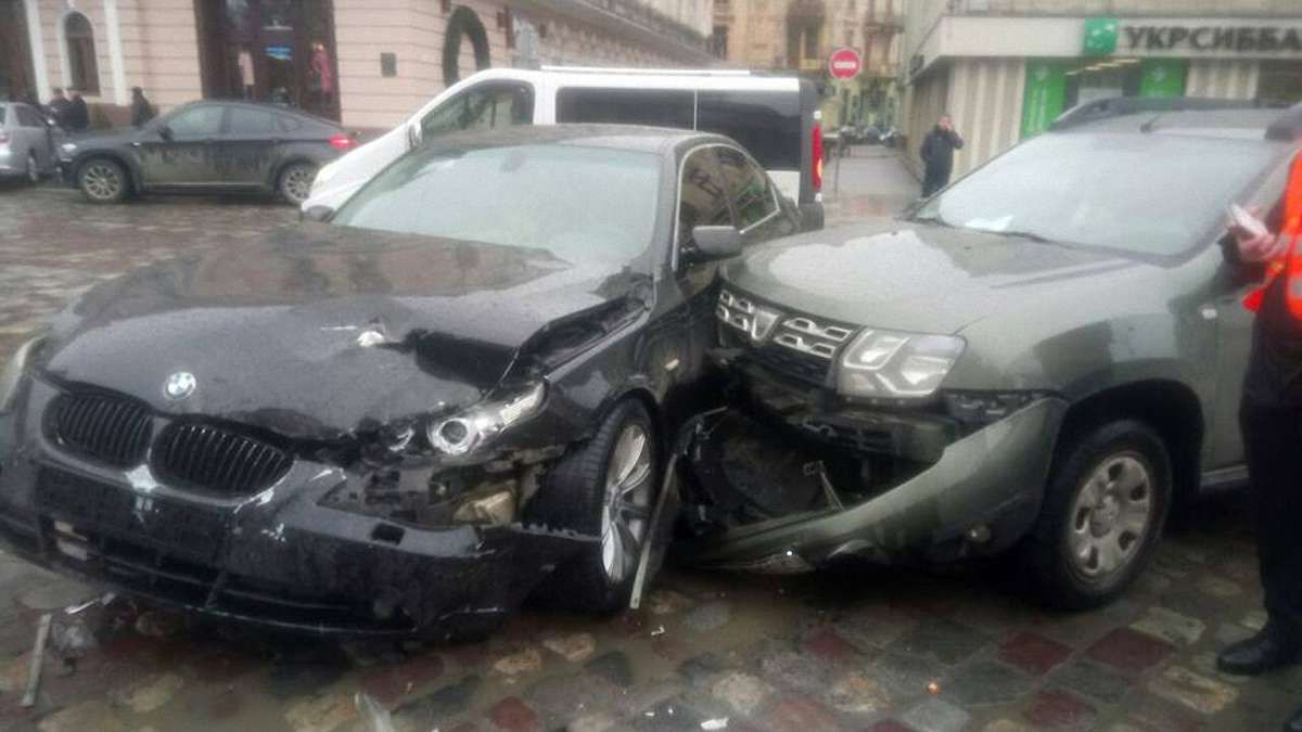 У центрі Львова зіткнулися два автомобілі