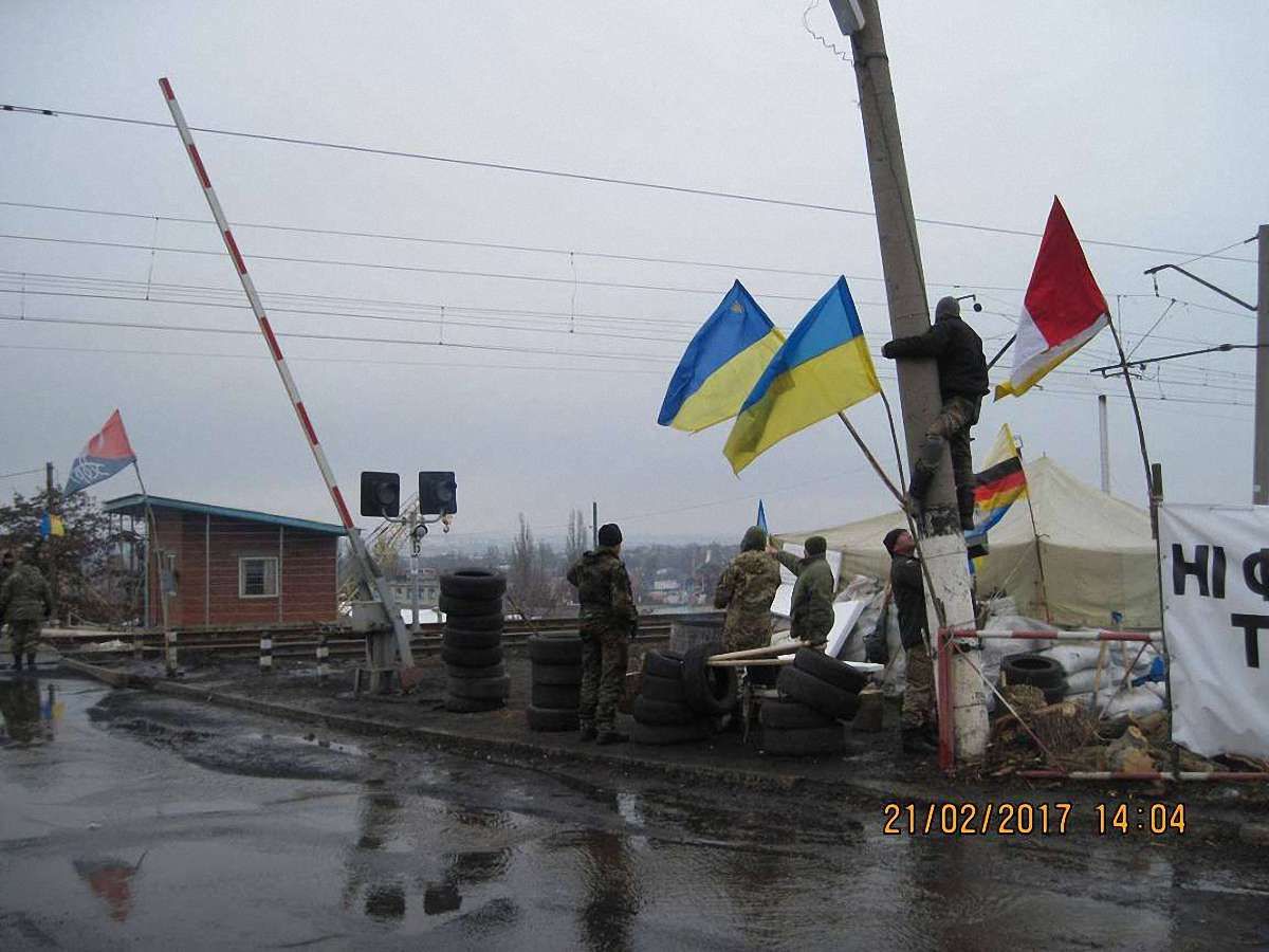 Блокувальники залізниці на Донбасі почали встановлювати відеокамери на блокпостах