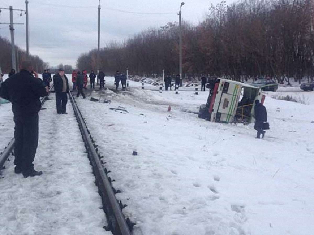 Потяг на Вінниччині в'їхав у пасажирський автобус