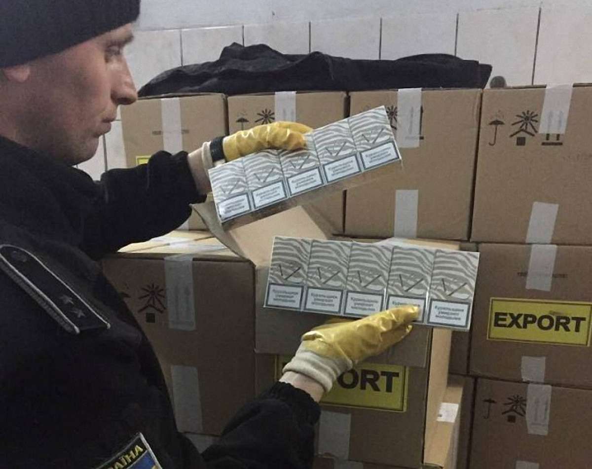 На Буковині прикордонники серед свинини виявили контрабандні цигарки на ₴2 млн