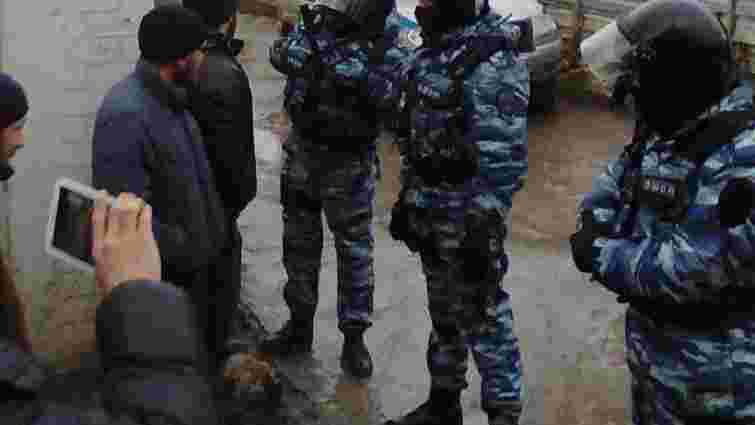 Суд в окупованому Криму заарештував кримських татар, які знімали на відео обшуки силовиків