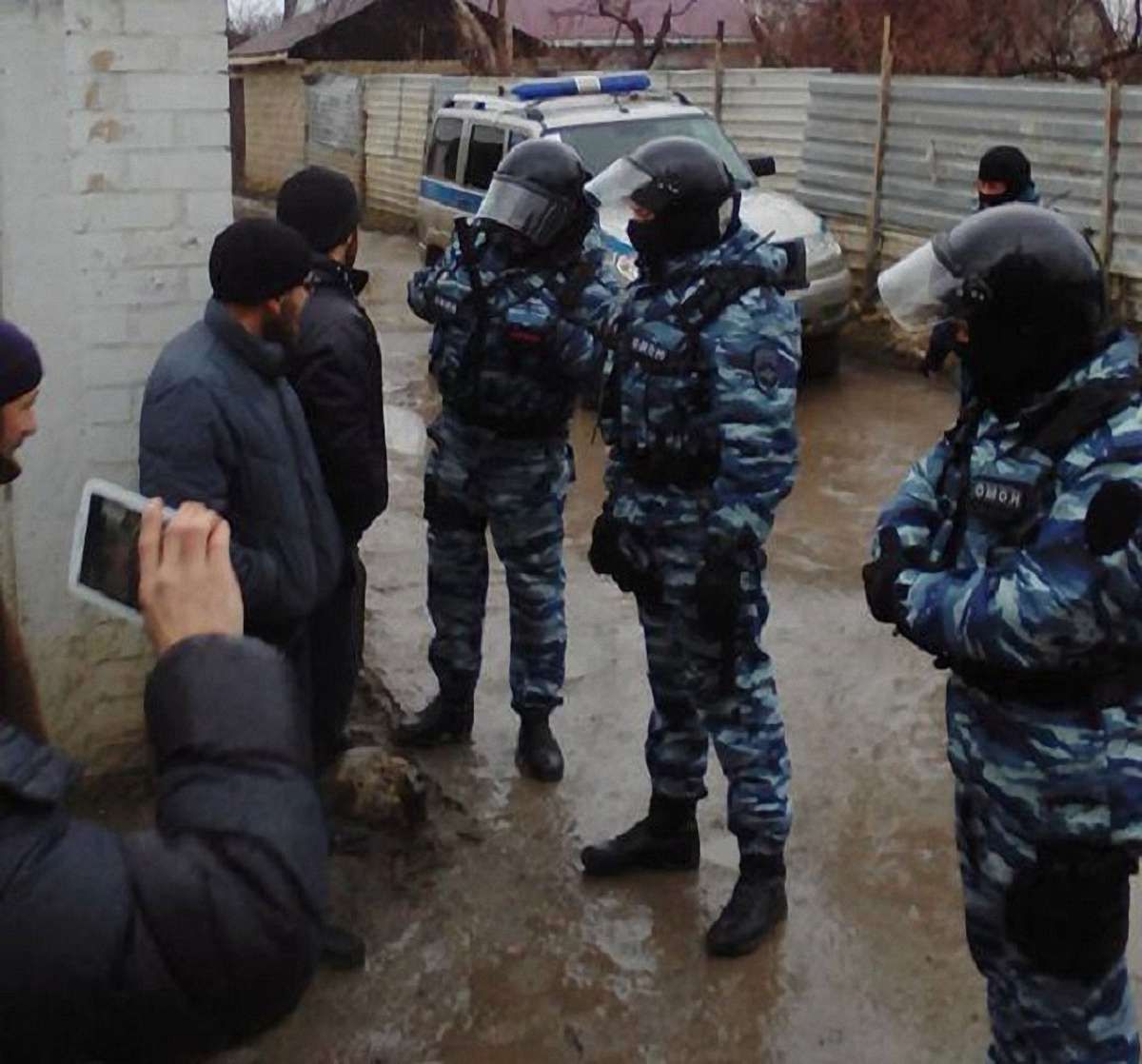Суд в окупованому Криму заарештував кримських татар, які знімали на відео обшуки силовиків
