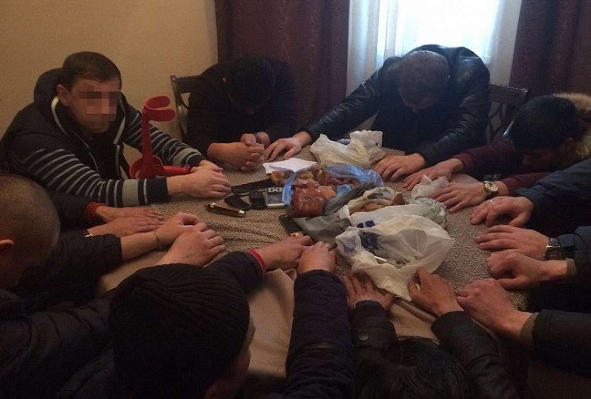 СБУ затримала кримінальних авторитетів, що переправляли бурштин з України до Азії