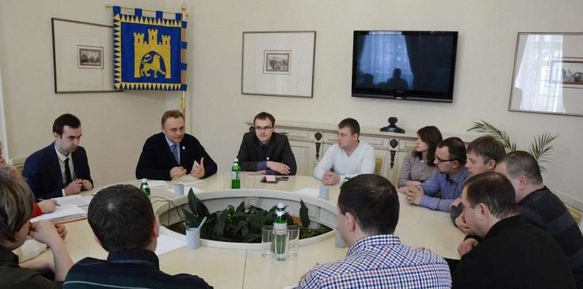Андрій Садовий зустрівся з львівськими таксистами