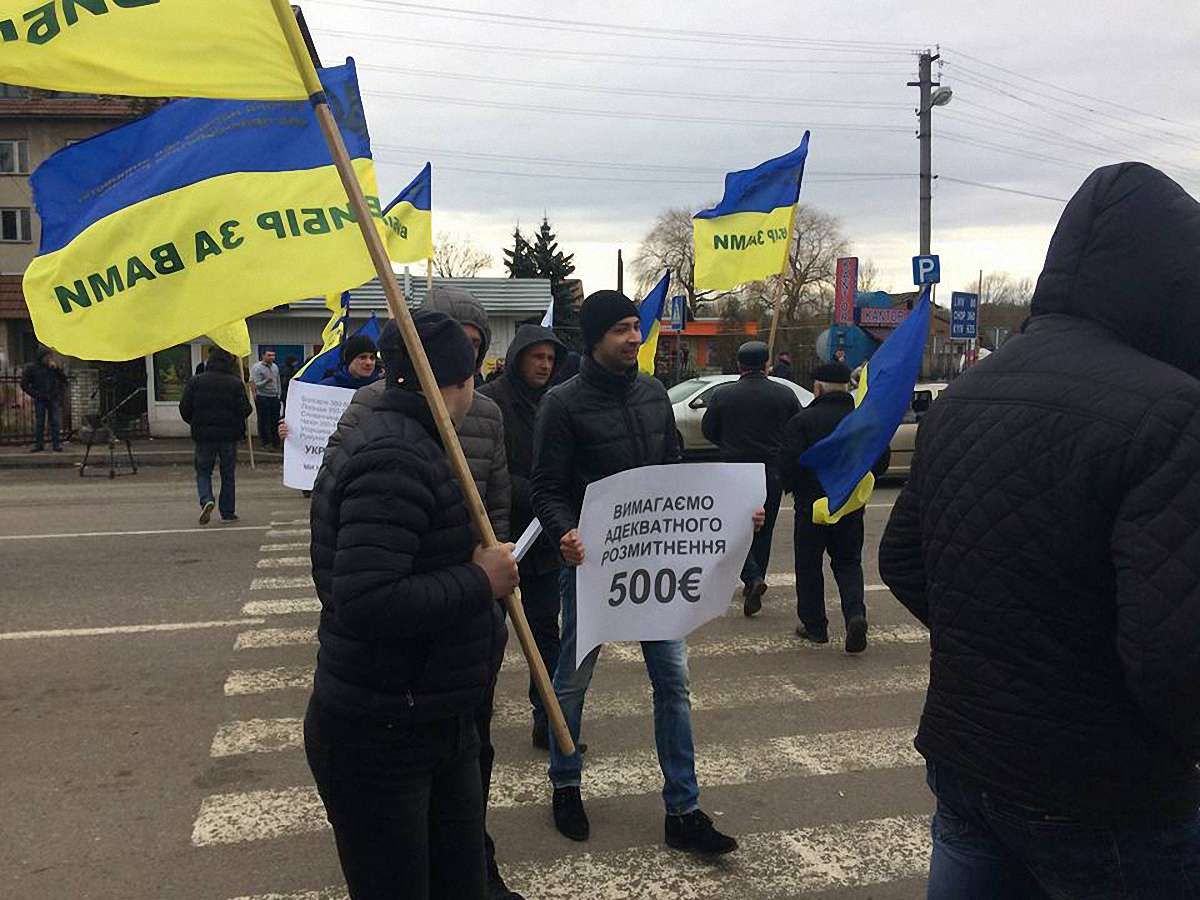 Протестувальники перекрили дорогу перед Шегинями з вимогою зміни  правил розмитнення авто