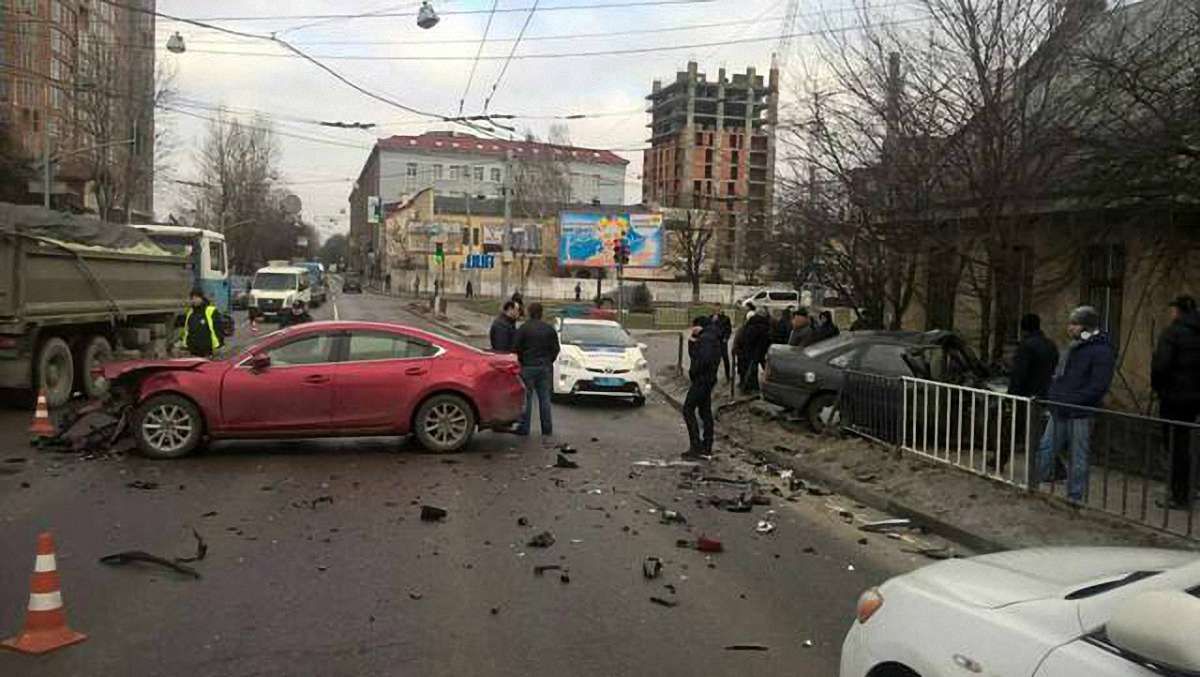 Внаслідок ДТП у Львові автомобіль вилетів на тротуар