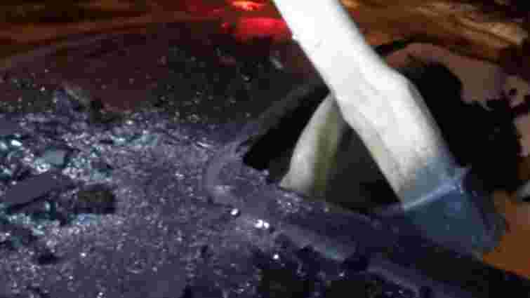 На Дніпропетровщині автомобіль журналіста порубали сокирою