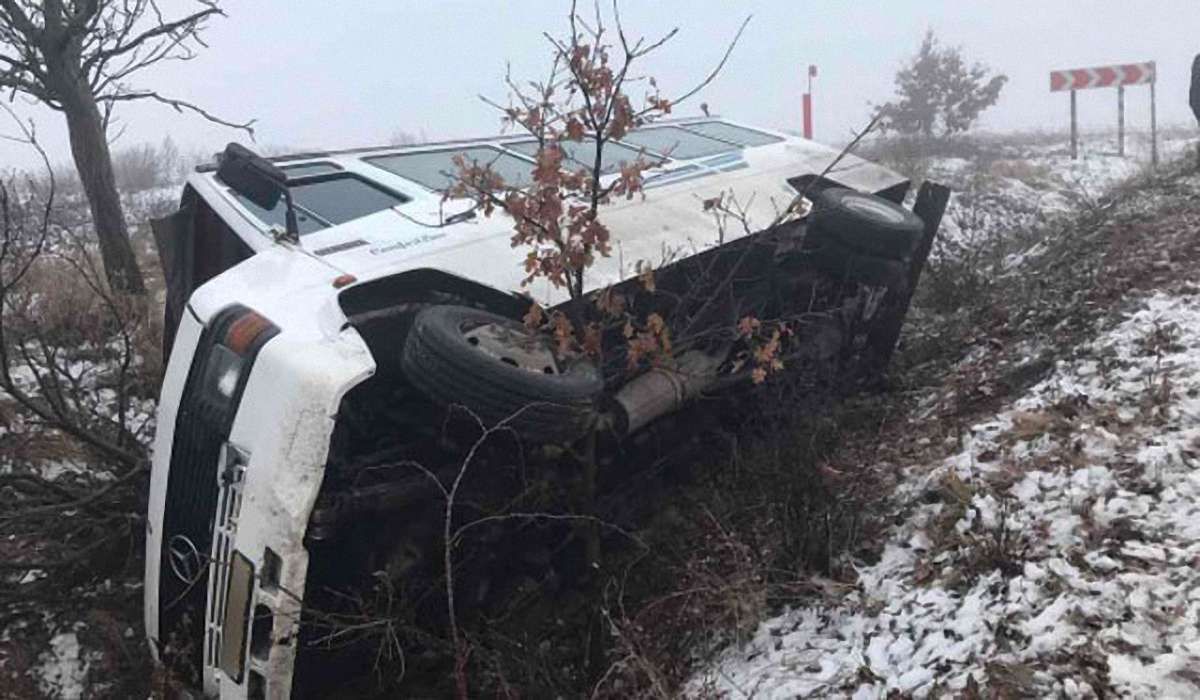 На Закарпатті перекинувся автобус з пасажирами, є постраждалі