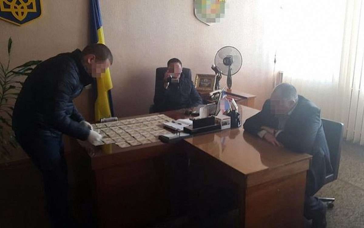 СБУ затримала при отриманні хабара голову РДА на Житомирщині