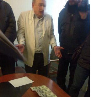 У Львові на хабарі затримали лікаря Академії сухопутних військ