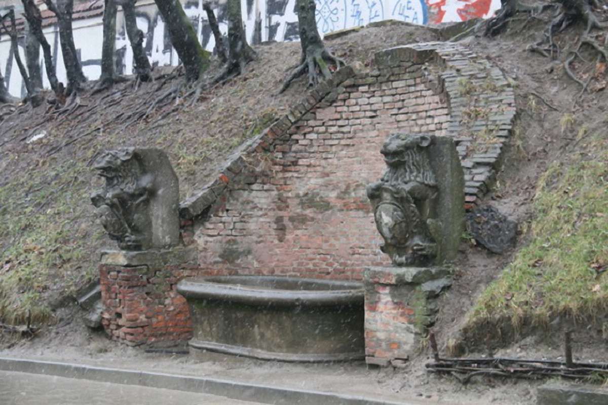 У Львові відреставрують криницю з левами