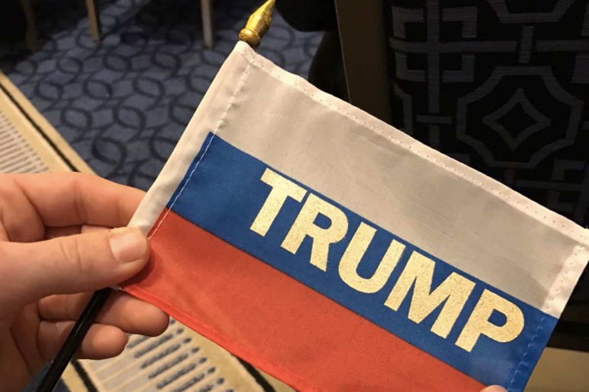 На конференції Трампа у США невідомі поширили російські прапори з написом TRUMP