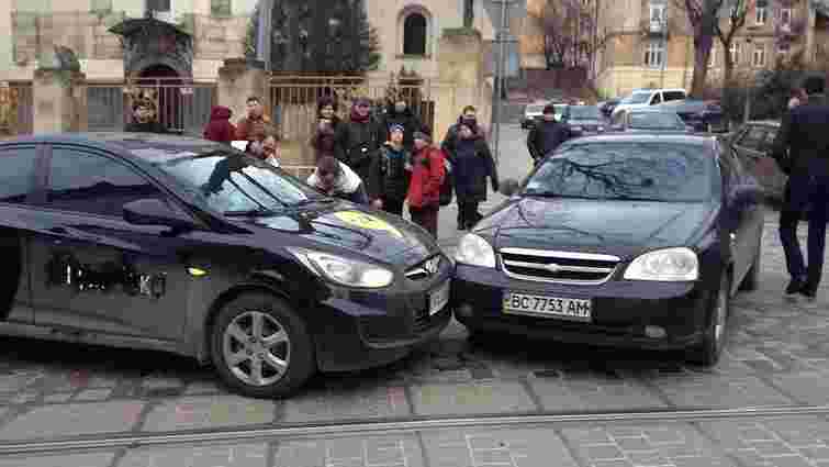 Автомобіль «Яндекс.Таксі» потрапив у ДТП у Львові