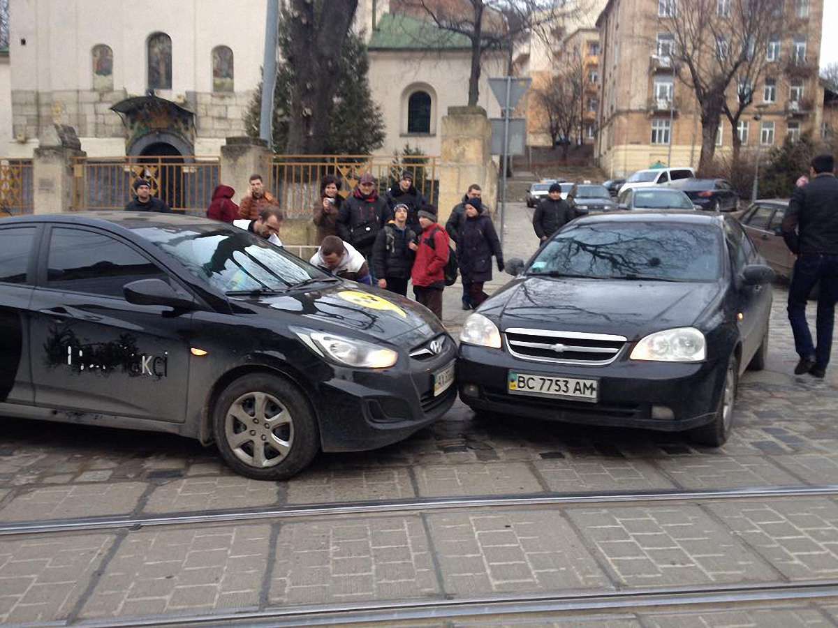 Автомобіль «Яндекс.Таксі» потрапив у ДТП у Львові