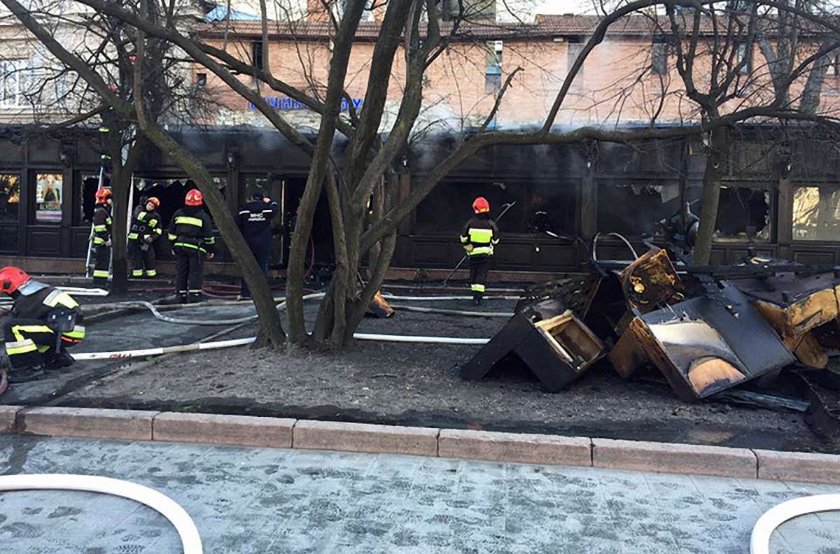 Внаслідок пожежі у львівському ресторані згорів дах