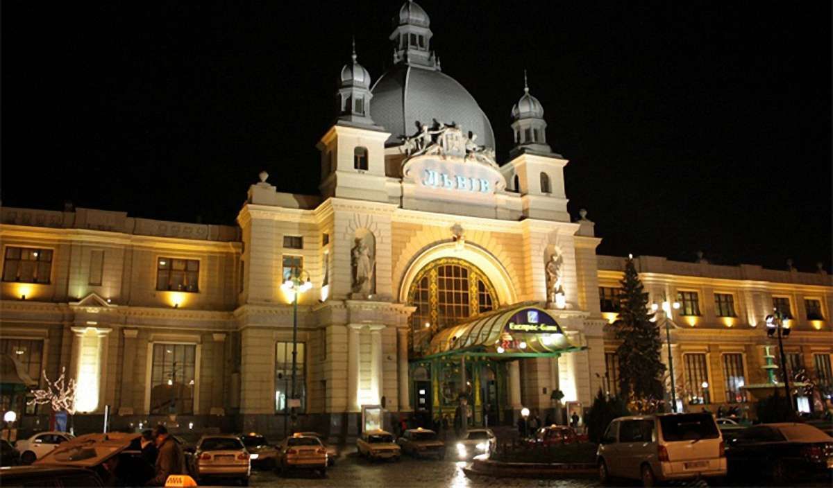 На львівському вокзалі за підозрою в грабежах та хабарництві затримали групу поліцейських