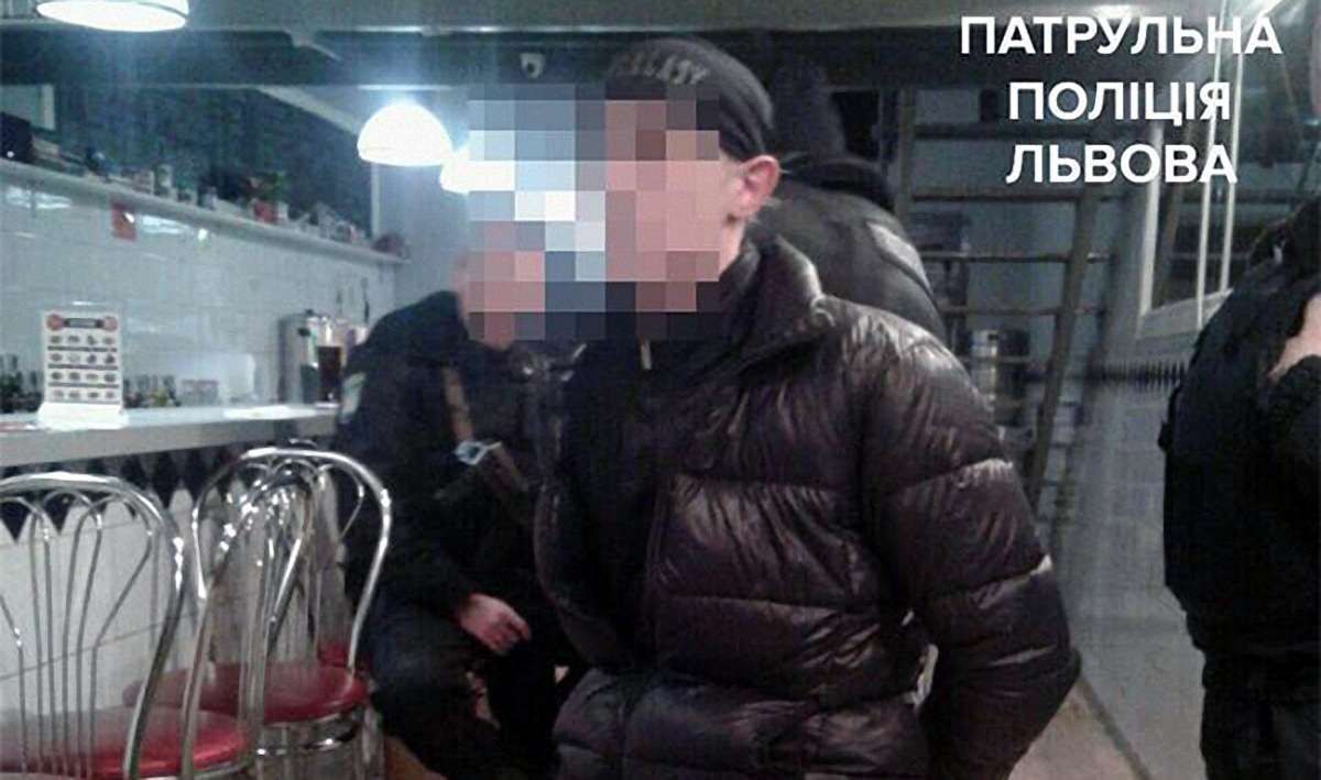 У львівському кафе затримали 26-річного чоловіка, який погрожував відвідувачам пістолетом