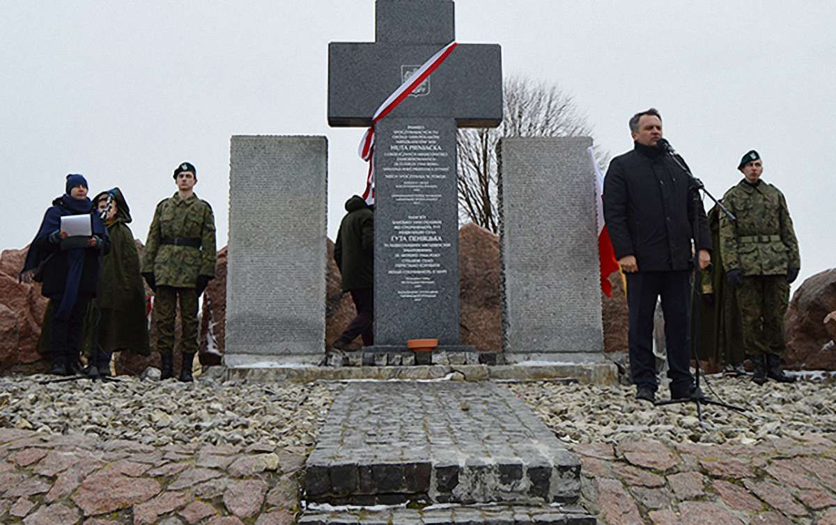 Біля відновленого меморіалу у Гуті Пеняцькій вшанували жертв Другої світової війни